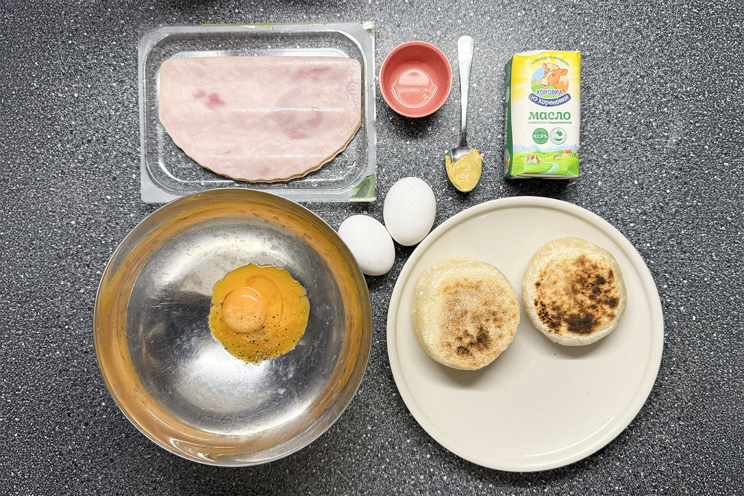 Ингредиенты для яиц бенедикт. Для основы сэндвича я приготовил английские маффины. Уксус для пашотов остался за кадром