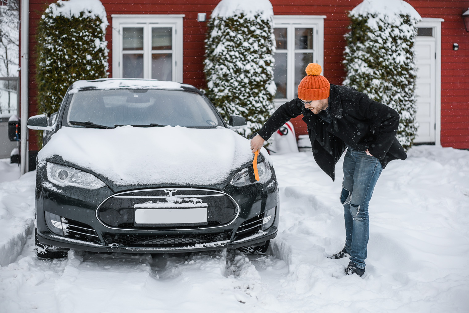 Можно заранее прогреть аккумулятор и салон электромобиля, но чистить машину от снега все равно придется — капот не нагревается. Фотография: ginger_polina_bublik / Shutterstock / FOTODOM