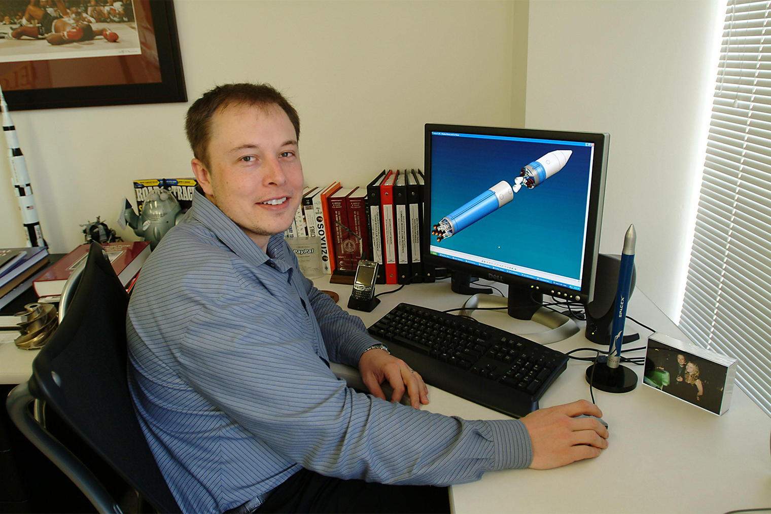 Илон Маск на рабочем месте в SpaceX, Лос-Анджелес, 2004 год. © Paul Harris / Getty Images