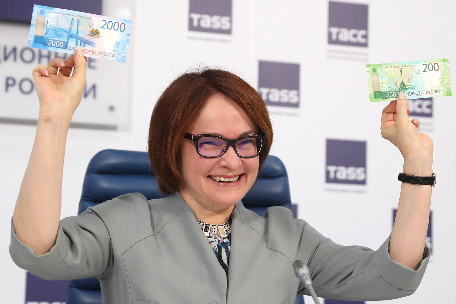Эльвира Набиуллина презентует новые банкноты Банка России номиналом 200 и 2 000 рублей, выпущенные в обращение в 2017 году. © Артем Коротаев / ТАСС