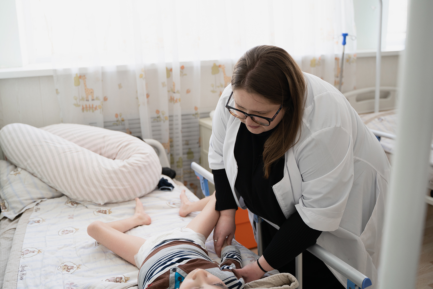 Ортопедия — не экстренная помощь: проблемы и деформации конечностей развиваются по нарастающей. Но из-за дефицита специалистов в регионах на проблему часто не обращают внимания своевременно, а когда ситуация усугубилась — уже не знают, что делать