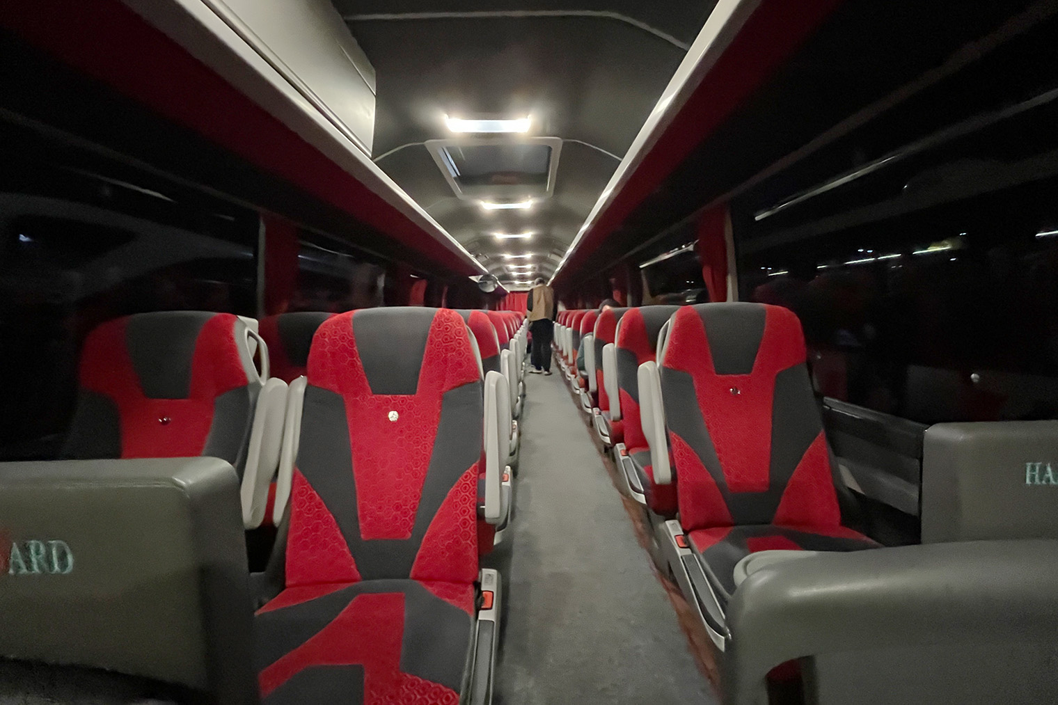 В междугородных автобусах есть двойные и одинарные сиденья. Это удобно, когда путешествуешь в одиночку