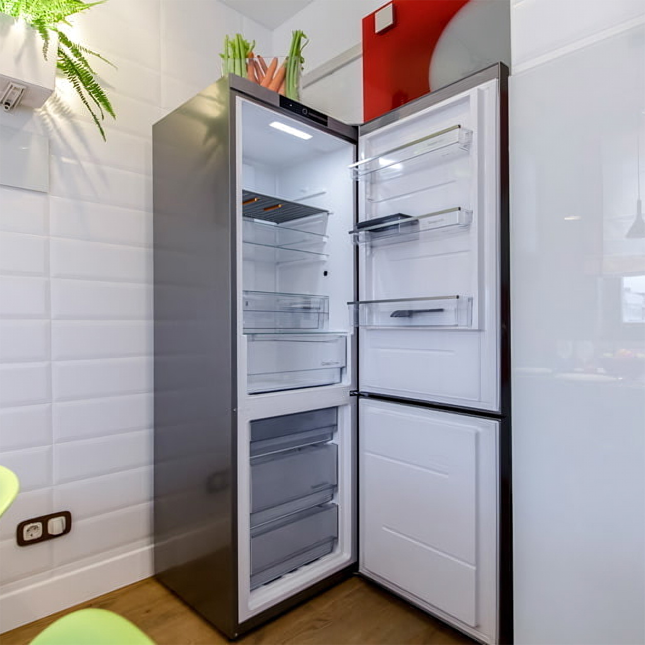 Обычный холодильник шириной около 90 сантиметров. Такой, скорее всего, сейчас стоит у вас дома. Источник: design-homes.ru