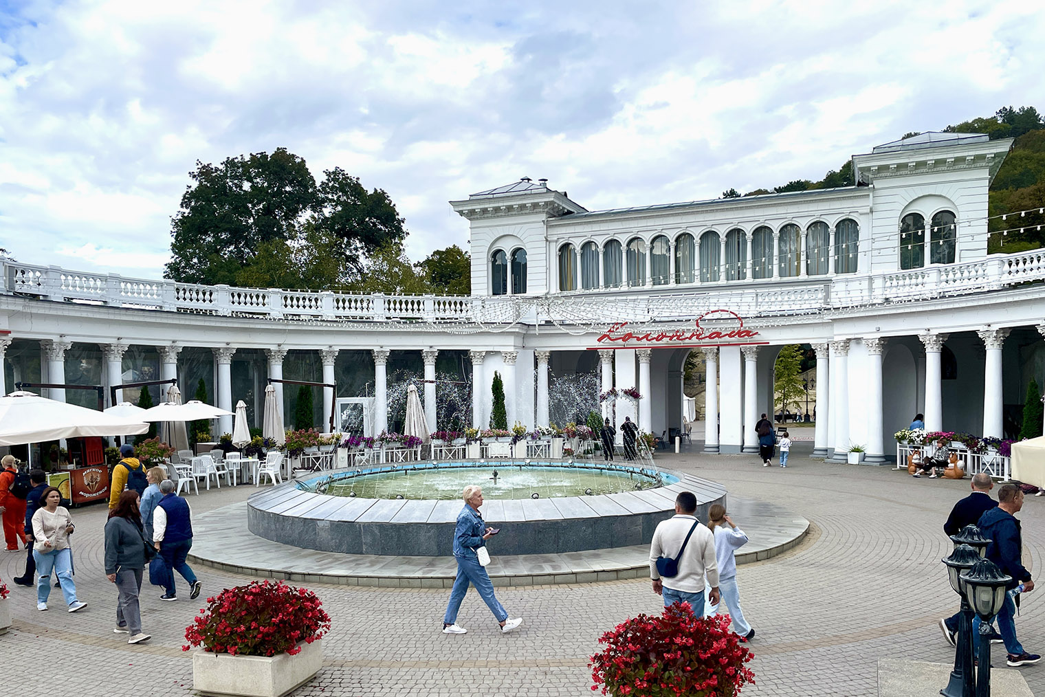 На Курортном бульваре — главной пешеходной улице Кисловодска