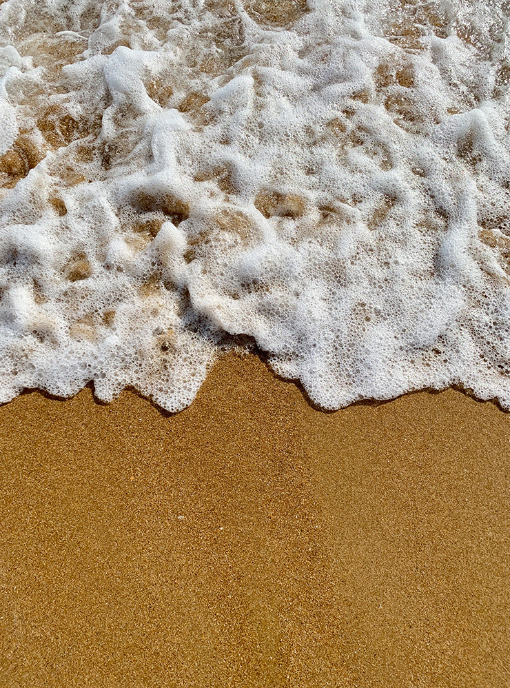 Морская пена встречается с золотым песком — очень красиво