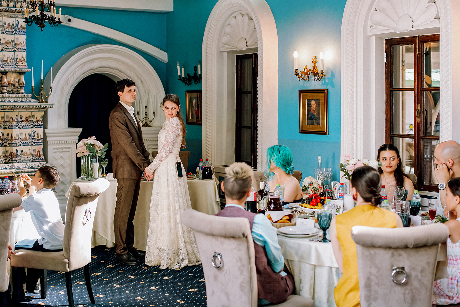 Немного забегу вперед: покажу, как мы с гостями расположились в банкетном зале. По фотографии видно, что интерьер стилизован под старину