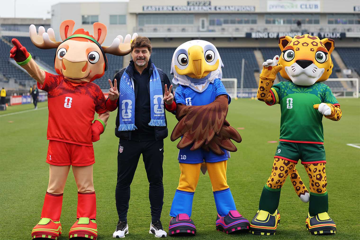 Троица маскотов чемпионата мира — 2026 с главным тренером сборной США Маурисио Почеттино. © John Dorton / ISI Photos / USSF / Getty Images
