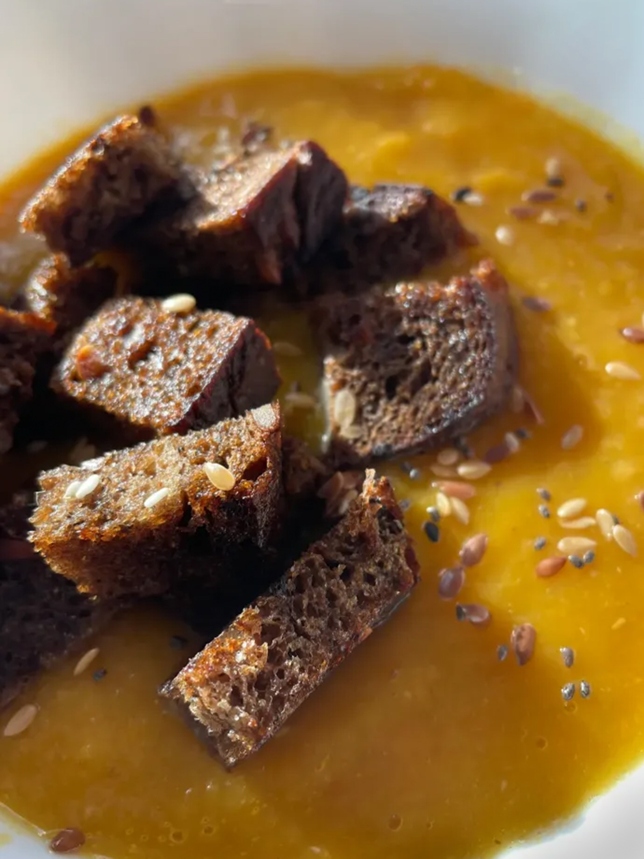 Тыквенный крем⁠-⁠суп с домашними сухариками входит в топ любимых, как только наступает сезон тыквы