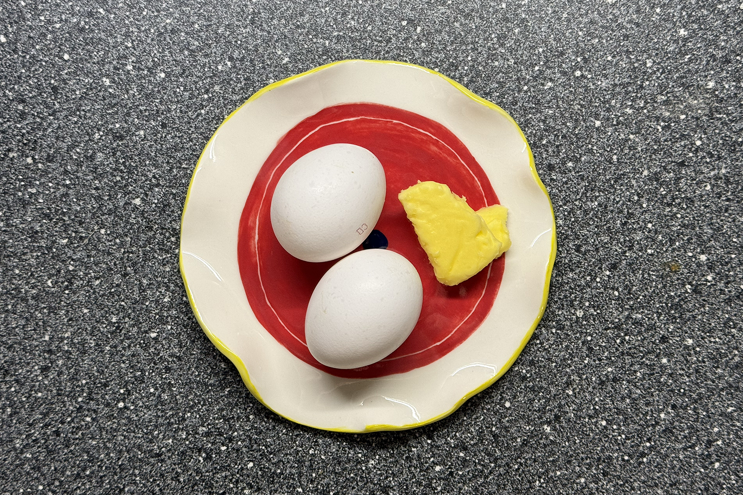 Ингредиенты для французского омлета. Количество яиц зависит от размера сковороды: омлет из трех штук может получиться слишком толстым на утвари диаметром 24—26 см