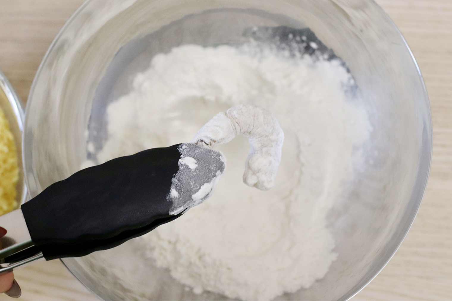 Шаг 2. Креветку обваляйте в муке — она должна полностью покрыть продукт. Излишки стряхните