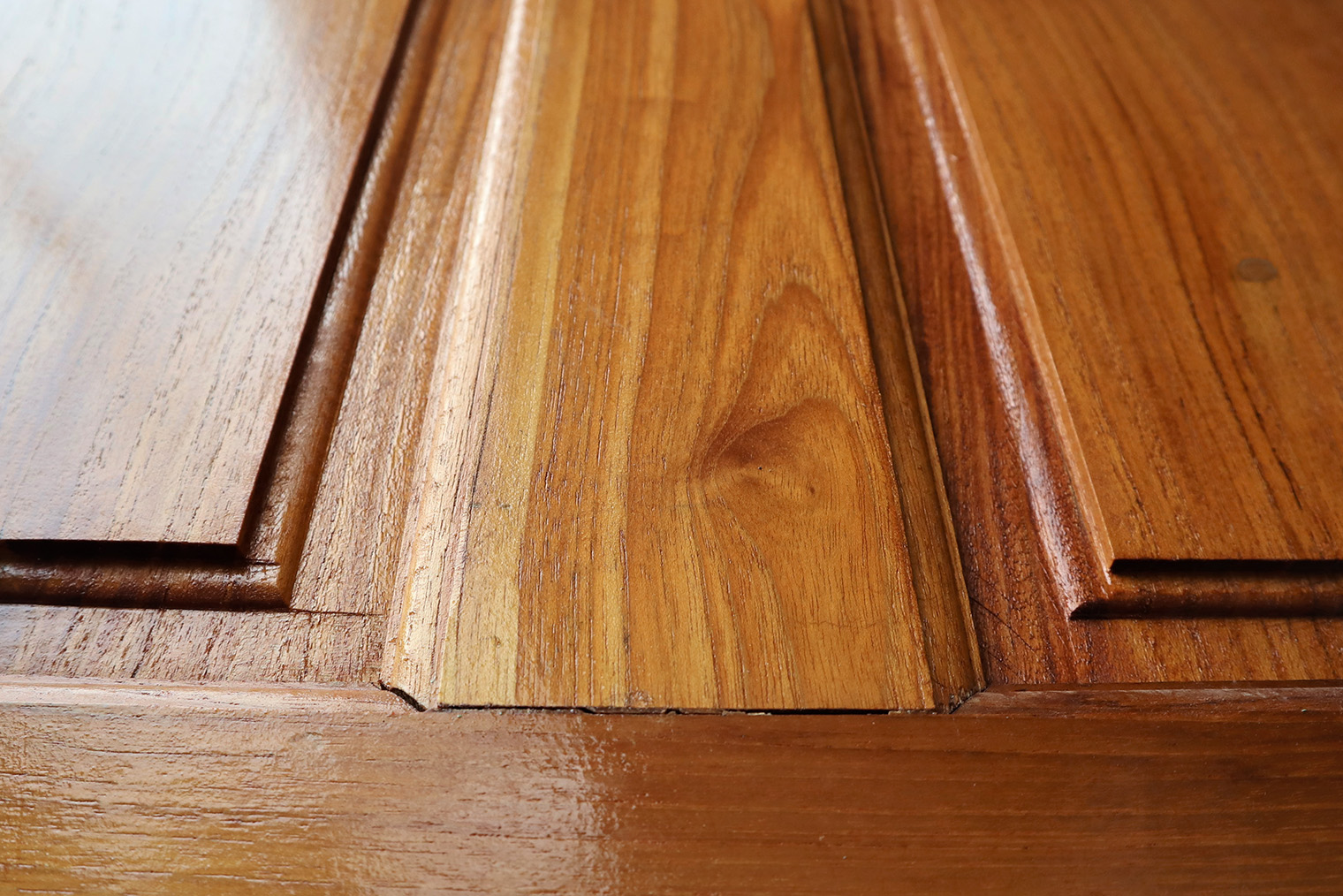 На цельном массиве видна естественная текстура древесины. Фотография: PIYAPACHZ / Shutterstock