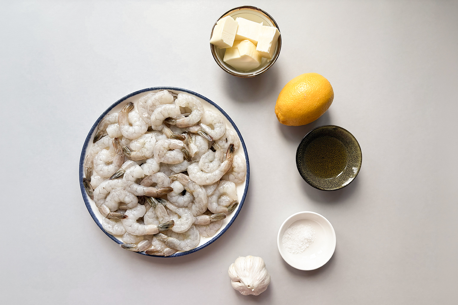 Ингредиенты для креветок с чесноком на сковороде