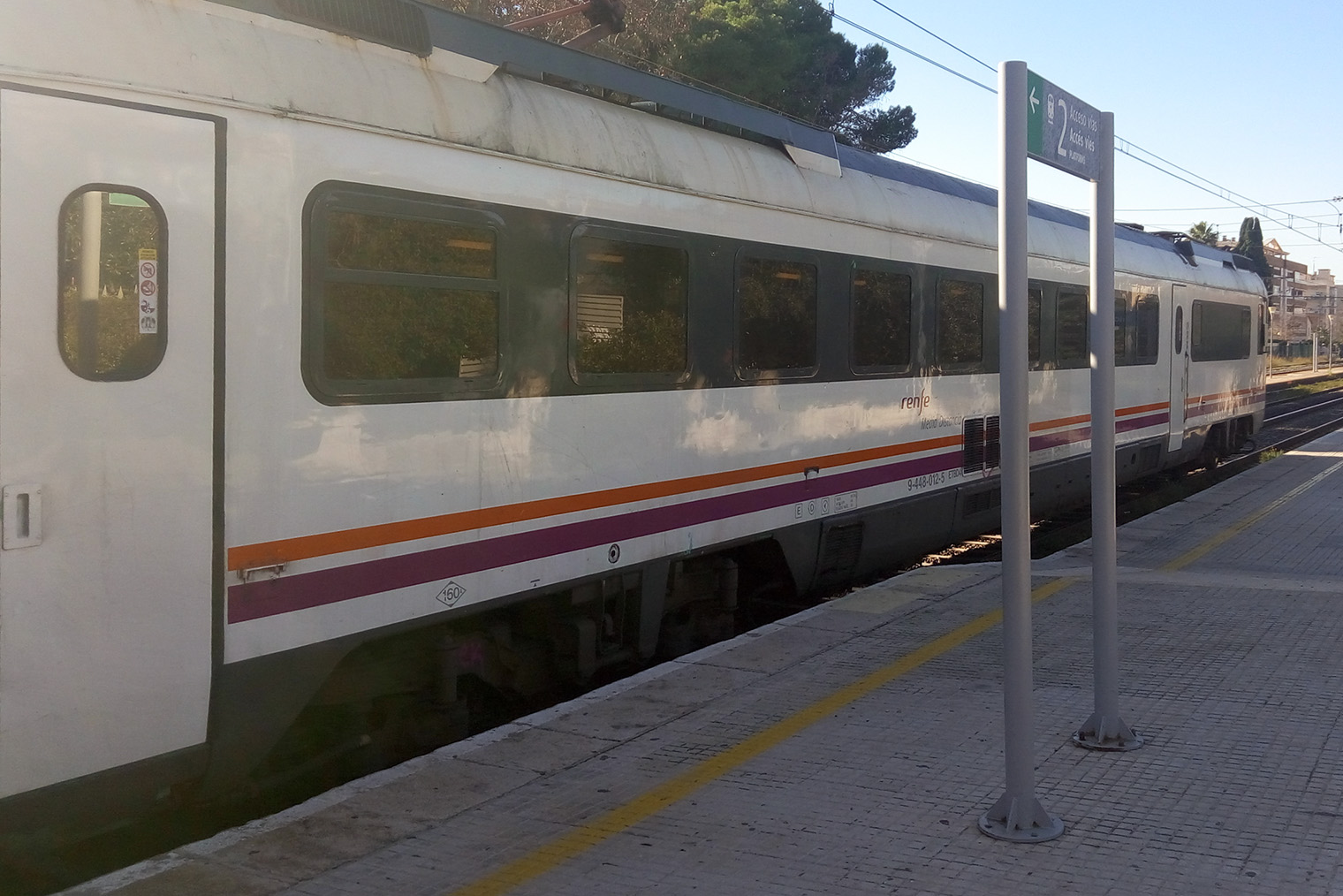 Renfe в Испании как РЖД в России: у одного оператора можно купить билеты и на высокоскоростные поезда, которые соединяют крупные города страны, и на пригородные электрички, и на поезда средней дальности