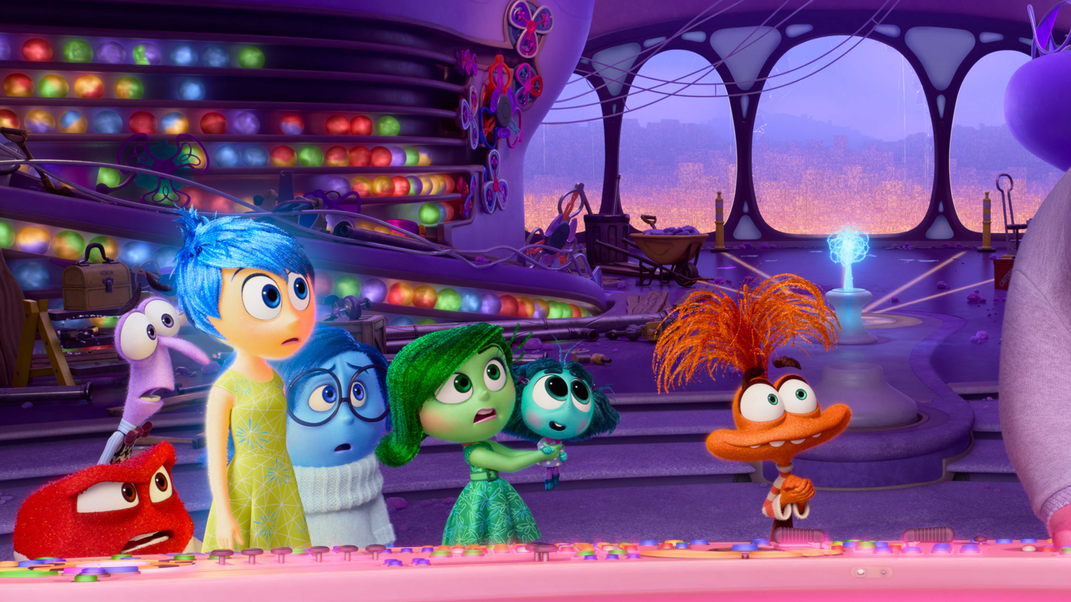 Автор оригинальной части и генеральный директор Pixar Пит Доктер передал работу над сиквелом давнему сотруднику студии — аниматору Келси Манну. Он выступил режиссером и сценаристом «Головоломки 2»