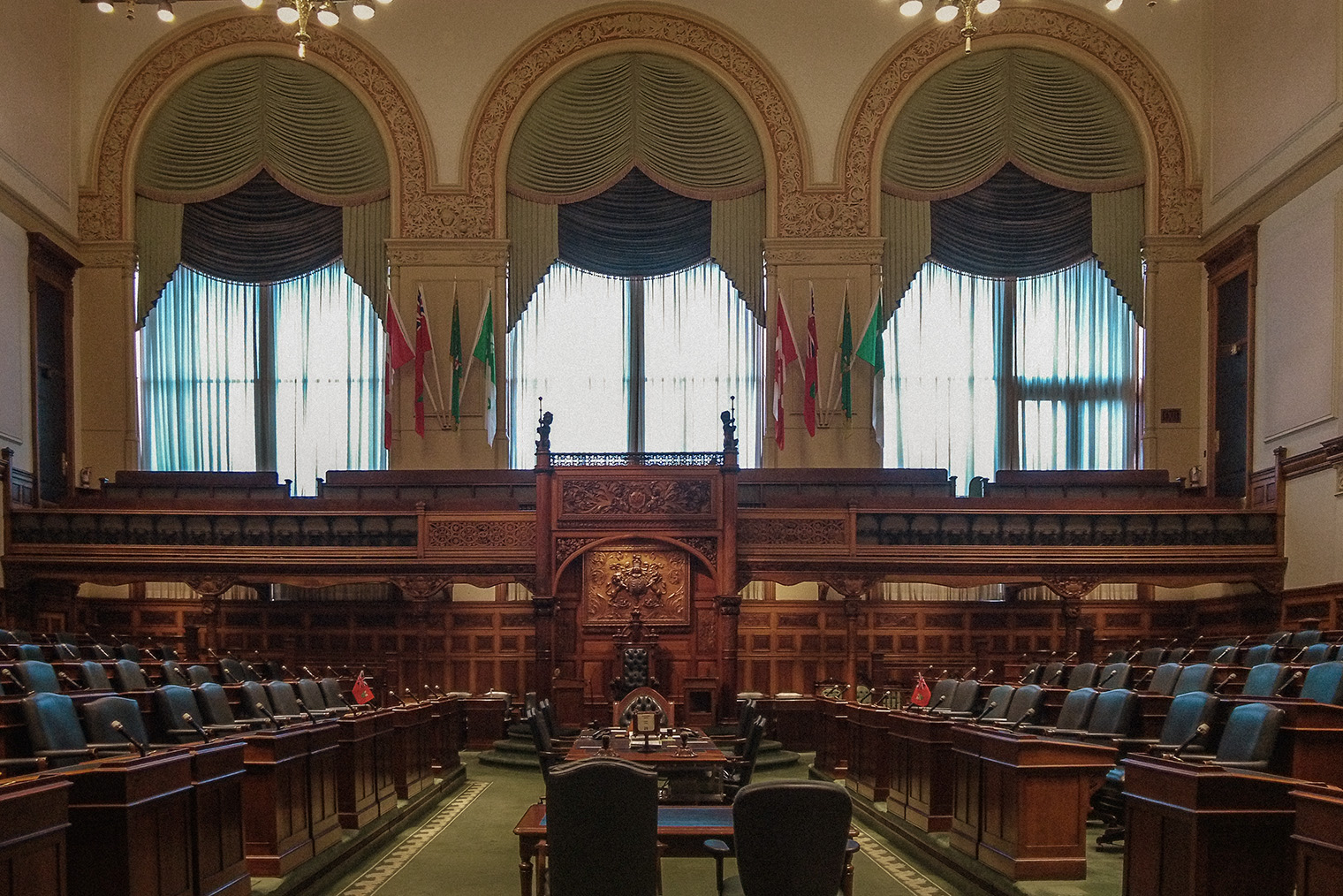 Зал для собраний в Legislative Assembly of Ontario, где заседает правительство провинции. На слушания может прийти любой желающий. Мы были там на дне открытых дверей, который проводят ежегодно