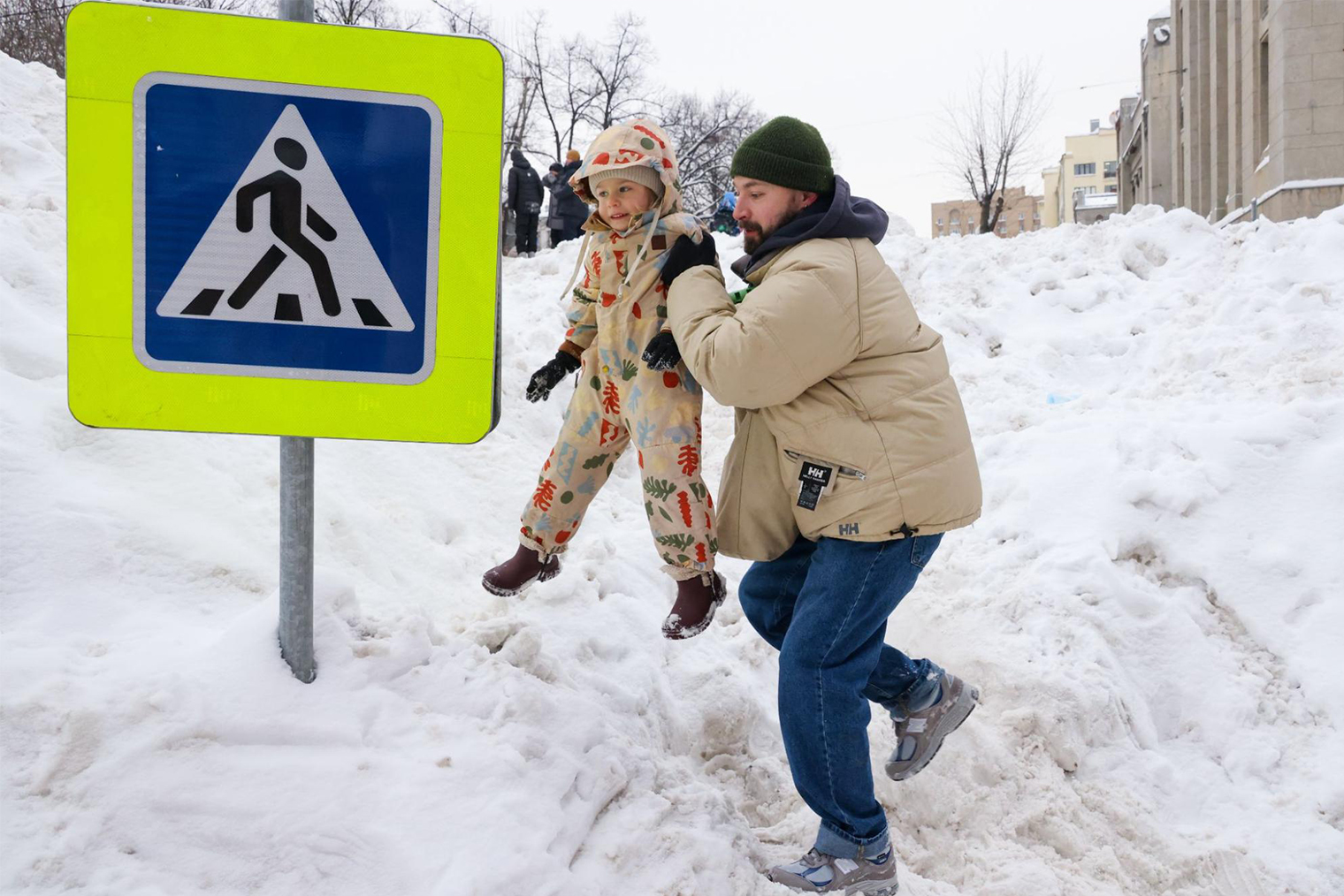 Все веселье происходило прямо у перекрытого участка дороги. © Сергей Карпухин / ТАСС