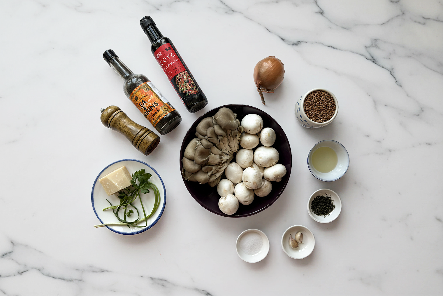 Ингредиенты для гречки с грибами и луком