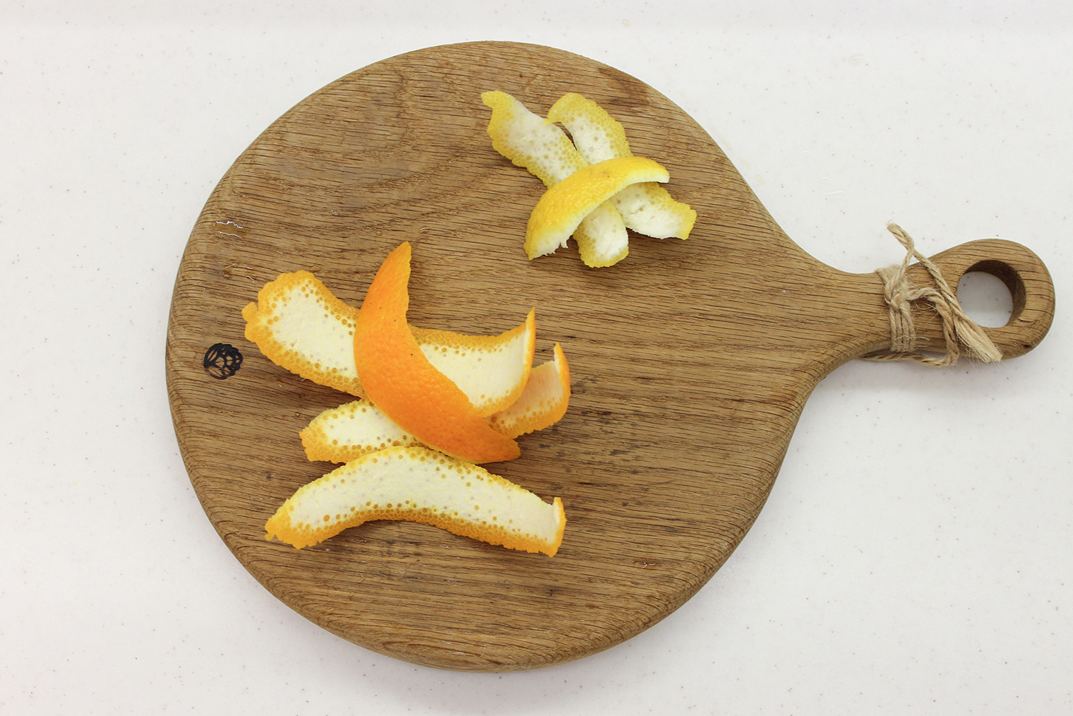 Шаг 2. Пока чай заваривается, цедру с половины лимона и половины апельсина снимите ножом или овощечисткой. Из очищенных половинок выжмите сок, добавьте в чай вместе с цедрой