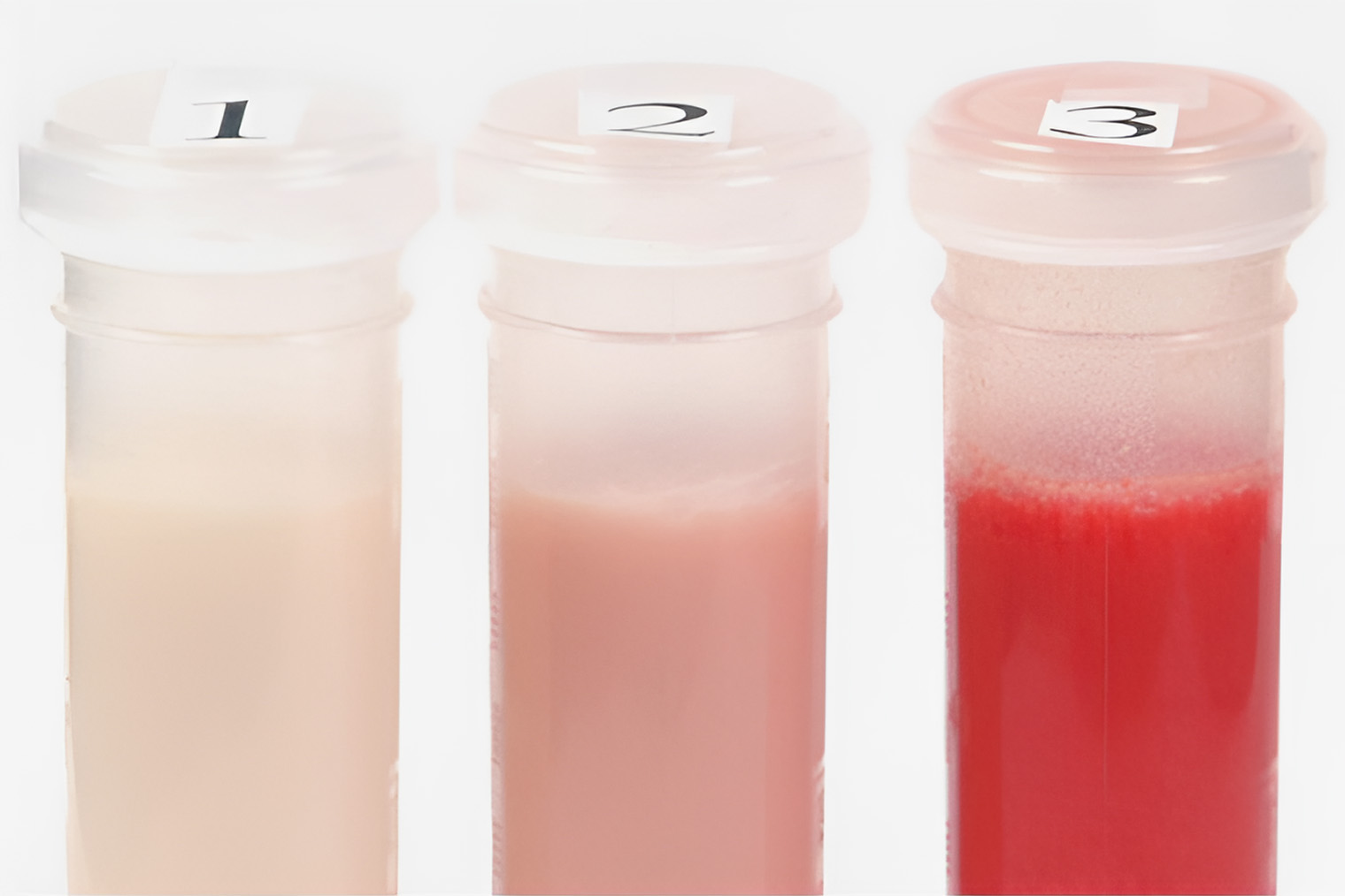 В первой пробирке кровь в молоке почти незаметна, во второй ее уже больше. Специалисты считают, что таким молоком безопасно кормить ребенка. А в третьей пробирке крови много — таким молоком можно кормить ребенка только после консультации с педиатром. Источник: nature.com