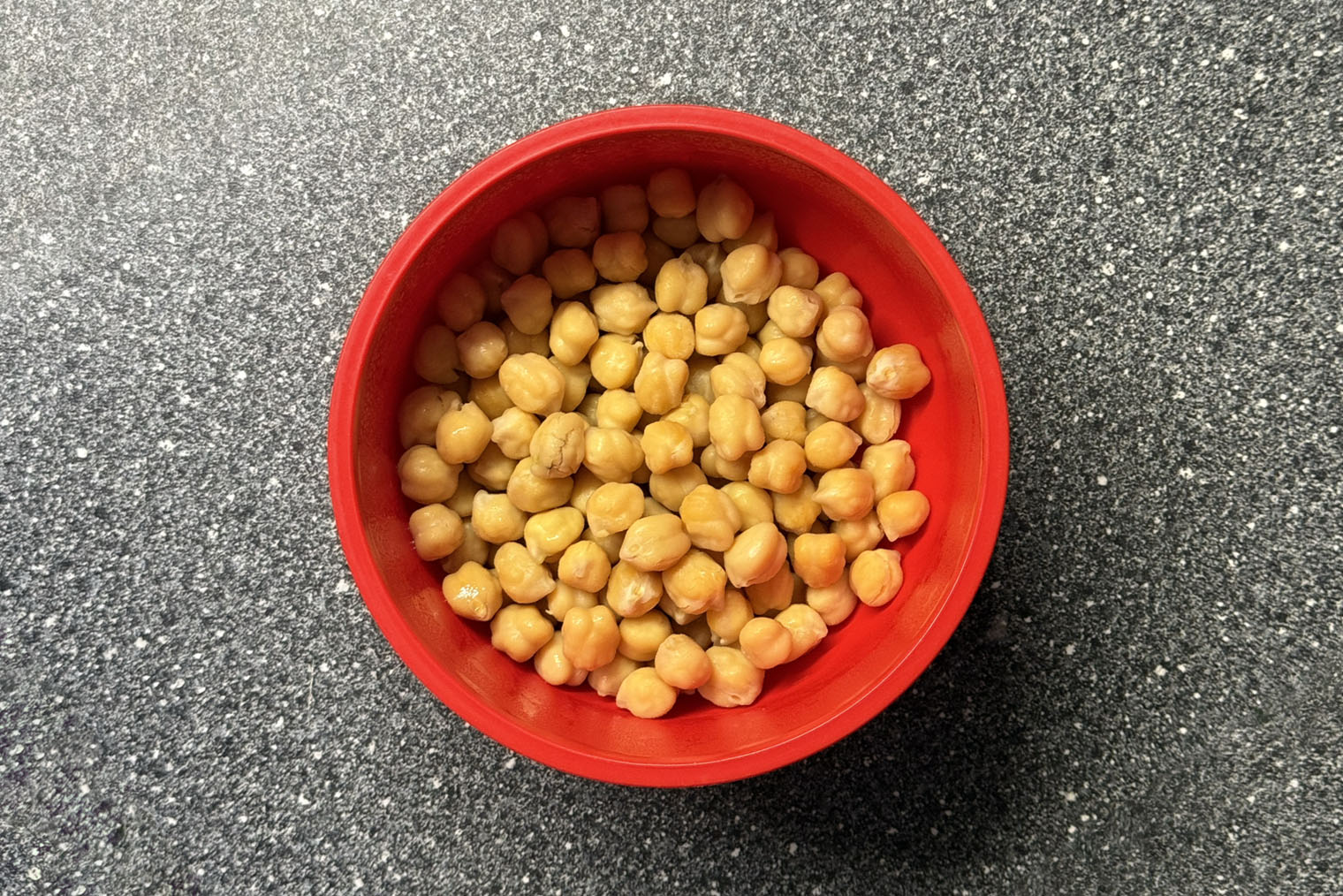 Нута обычно варю целую кастрюлю: добавляю его в салаты, обжариваю с овощами или ем просто так в течение недели