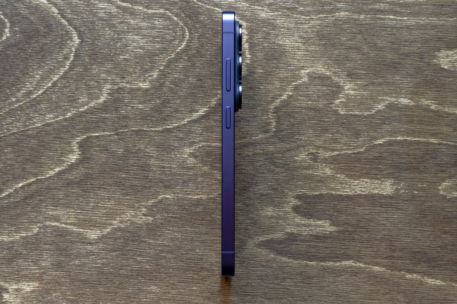 Смартфон большой, но не толстый, а камеры выступают из корпуса не так сильно, как у большинства конкурентов