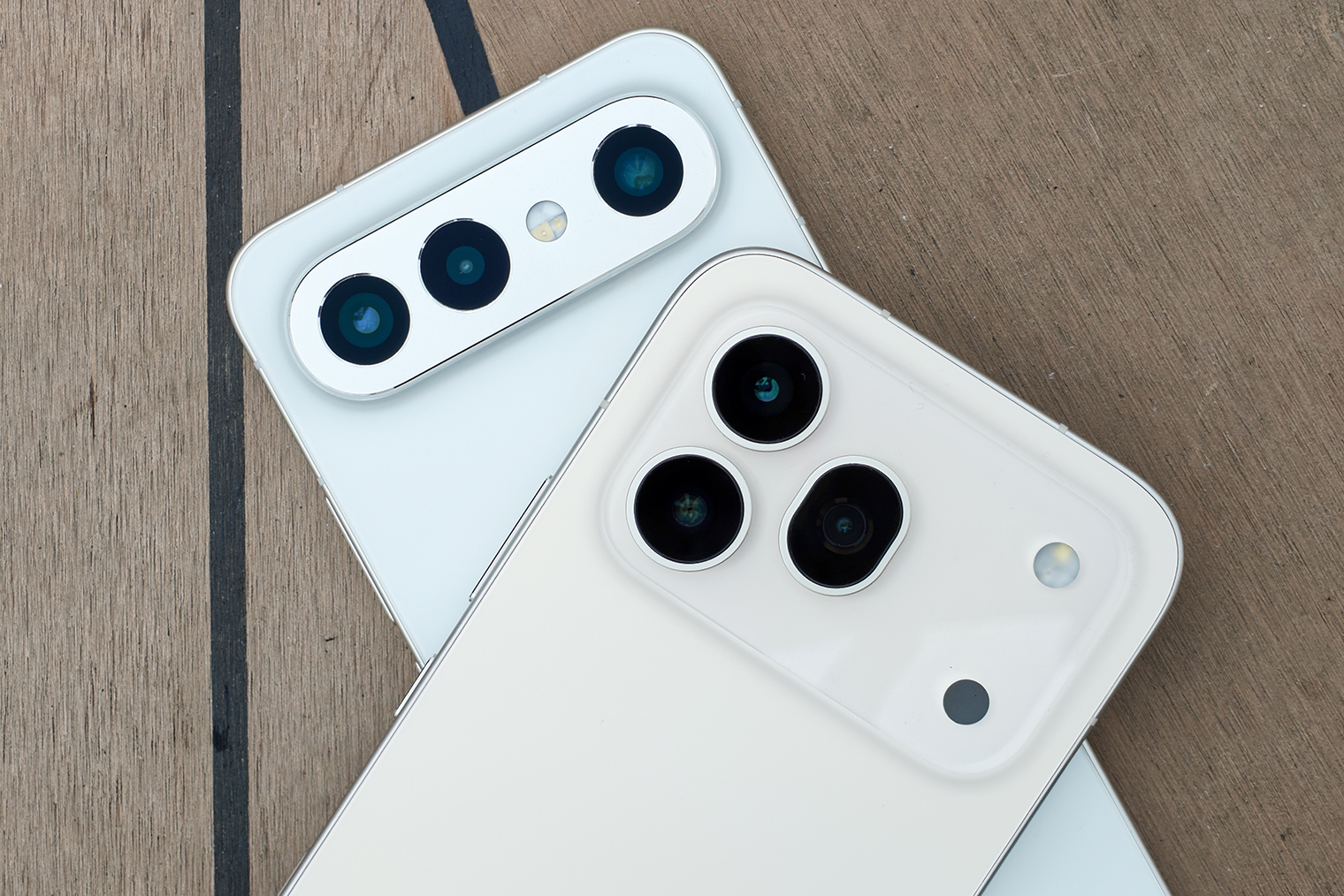 В белом цвете Honor 600 Pro смотрится лучше — сходство с iPhone не так бросается в глаза, да и сам оттенок очень приятный