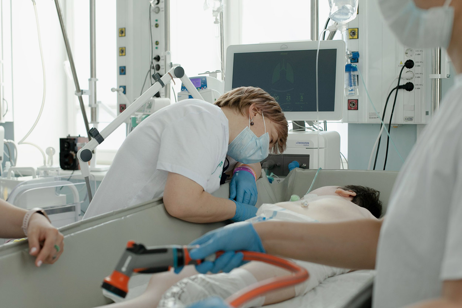 С немедицинскими манипуляциями вроде купания помогают волонтеры