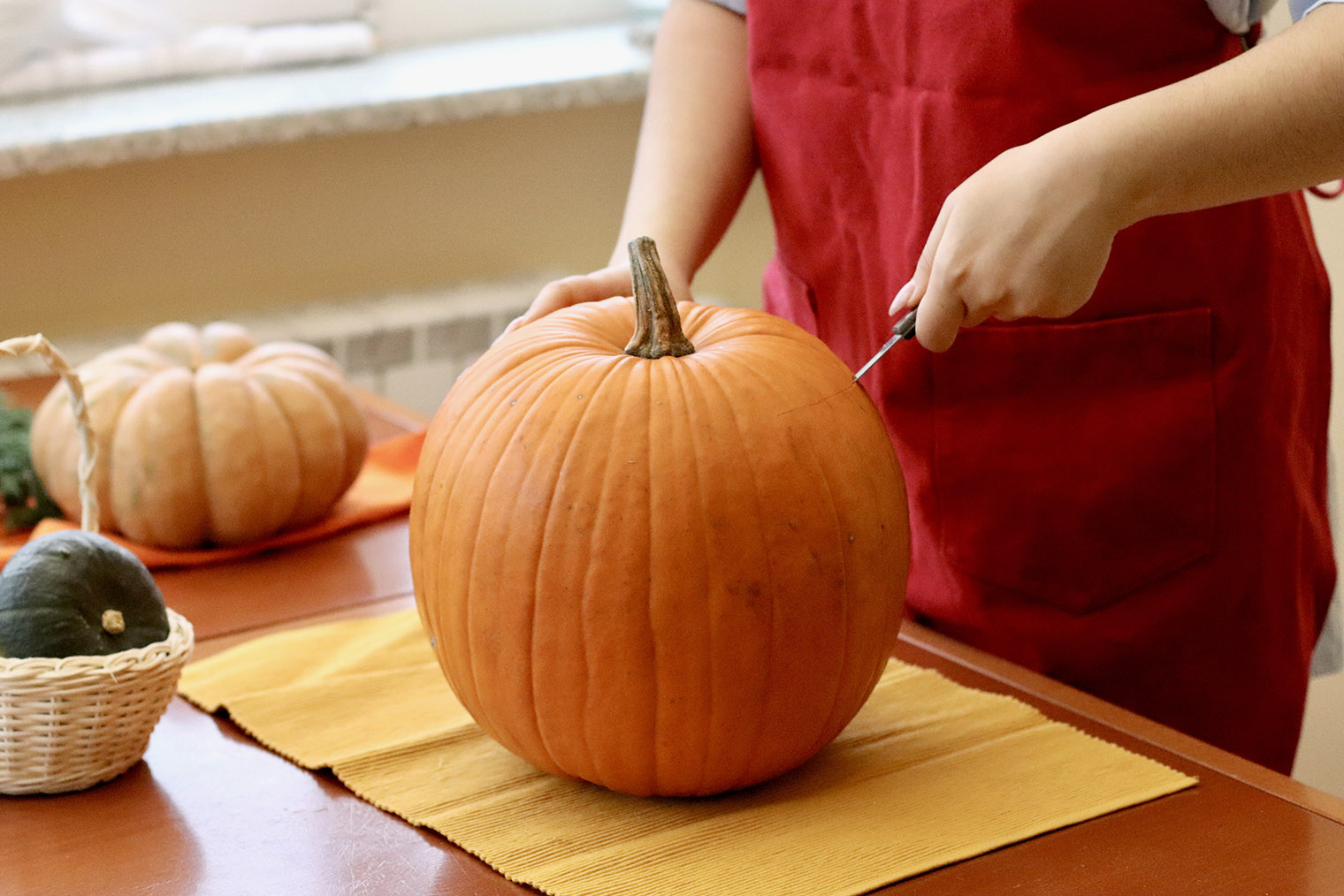 Опускаем нож под углом