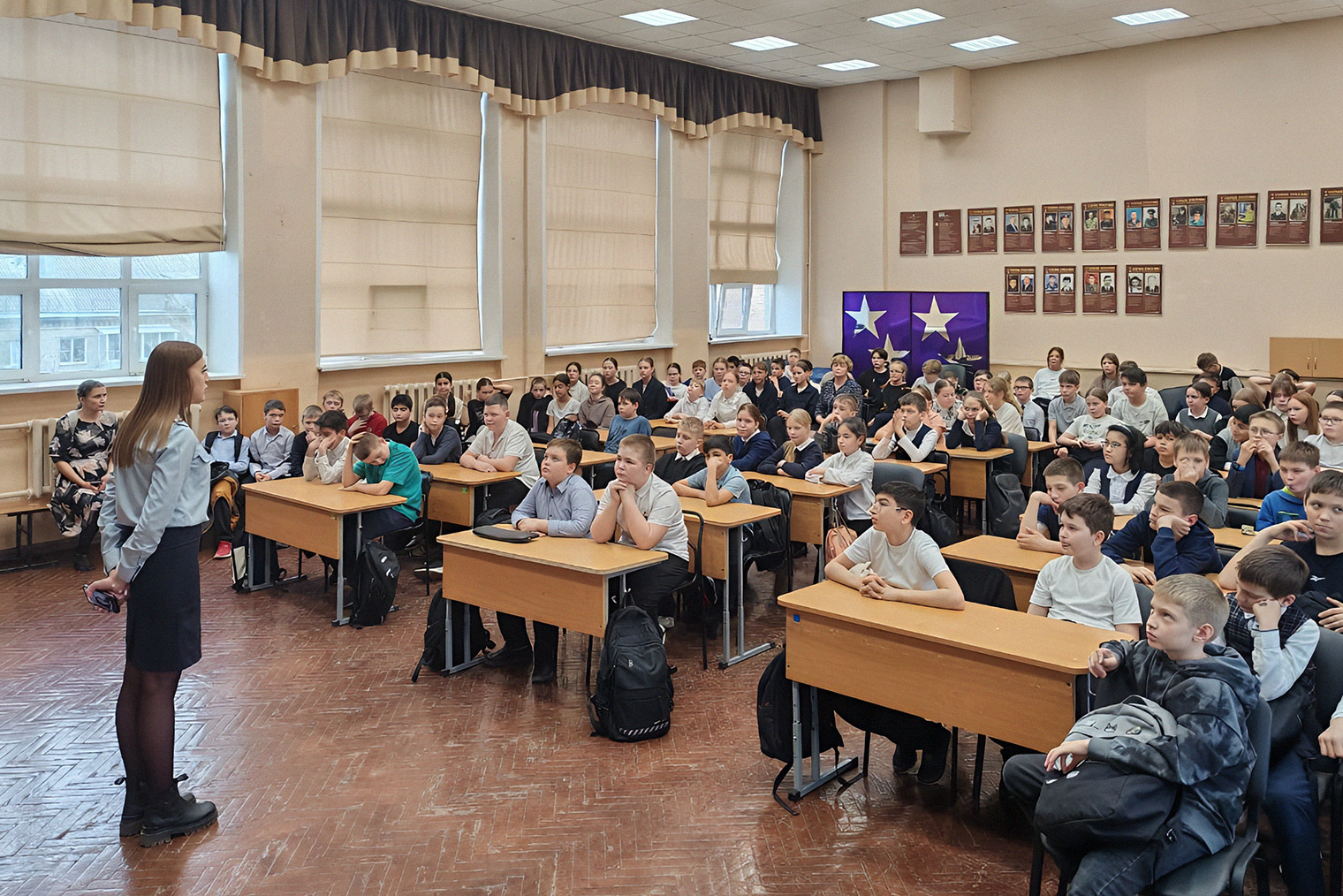 Так обычно проходят школьные встречи с инспектором. На фото сотрудник ПДН рассказывает ученикам о телефонных мошенниках, соблюдении комендантского часа для детей и ответственности за различные правонарушения. © Школа №44, город Екатеринбург / vk.com
