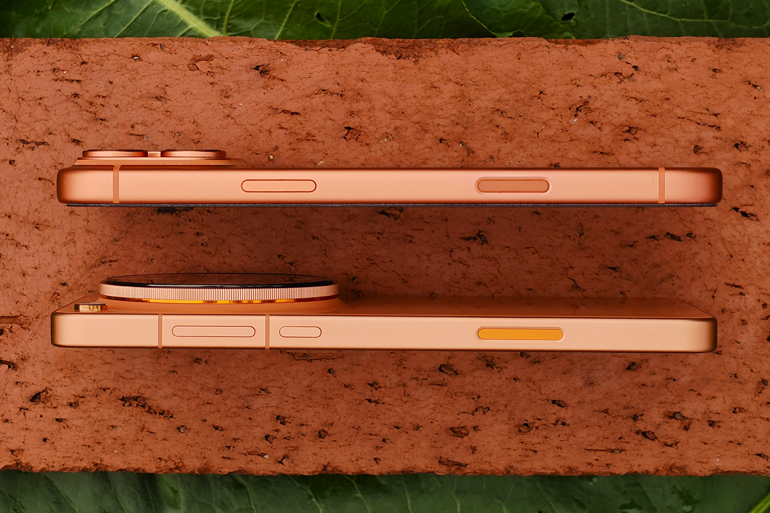 У Oppo точно такой же набор кнопок: питание, громкость, клавиша камеры и Action Button на левой грани сверху. Разница только в том, что на Андроиде кнопки громкости на той же стороне, что и питание