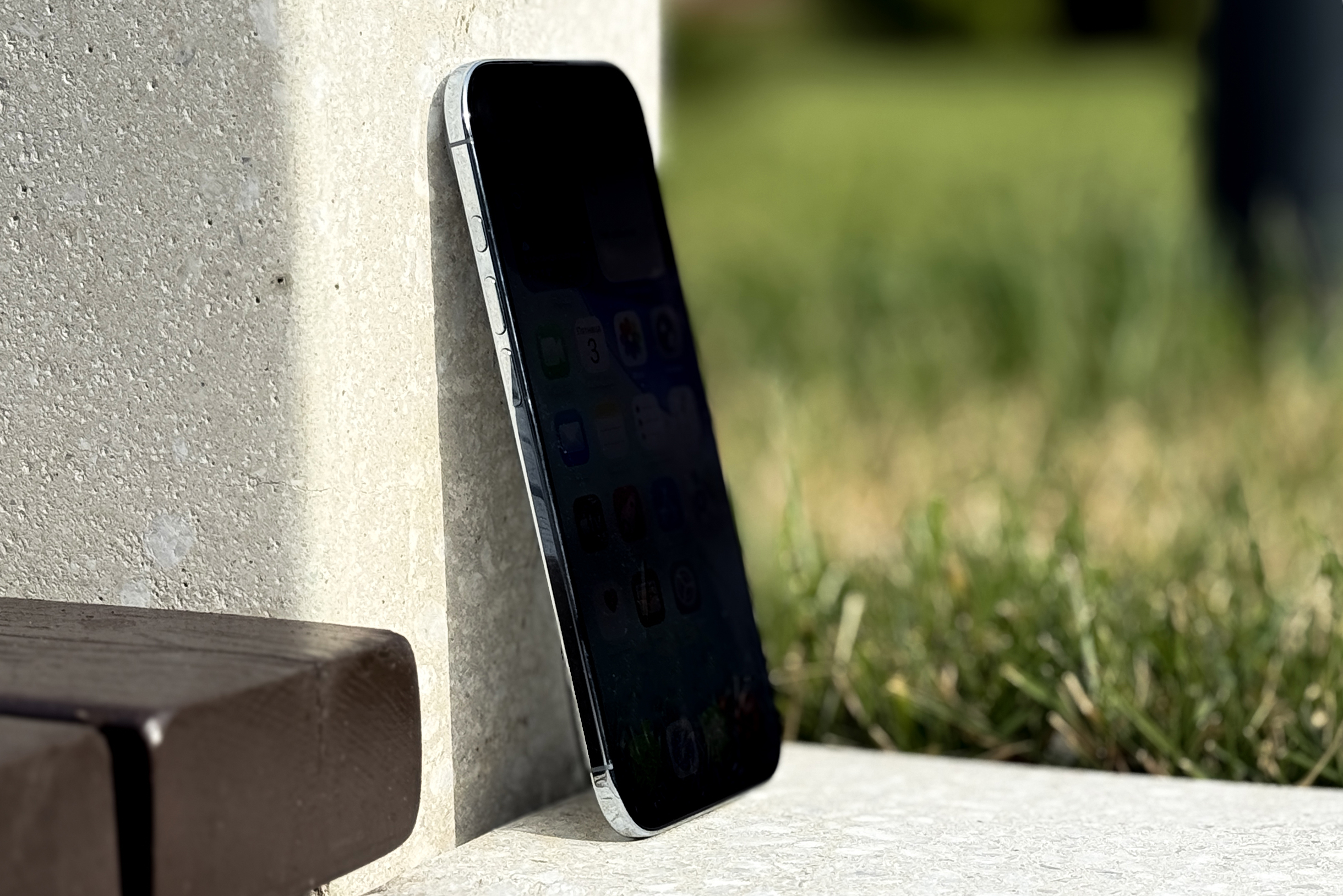 Это очень изящный смартфон. Тонкая полированная титановая рамка выделяет его на фоне остальных актуальных Айфонов