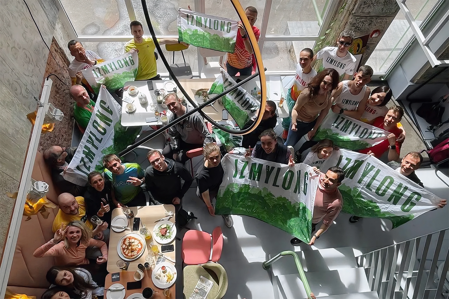 Собрались в кафе после одного из крупных московских стартов. Бронировали под себя все пространство. После воскресных пробежек тоже регулярно собираемся в одном и том же месте