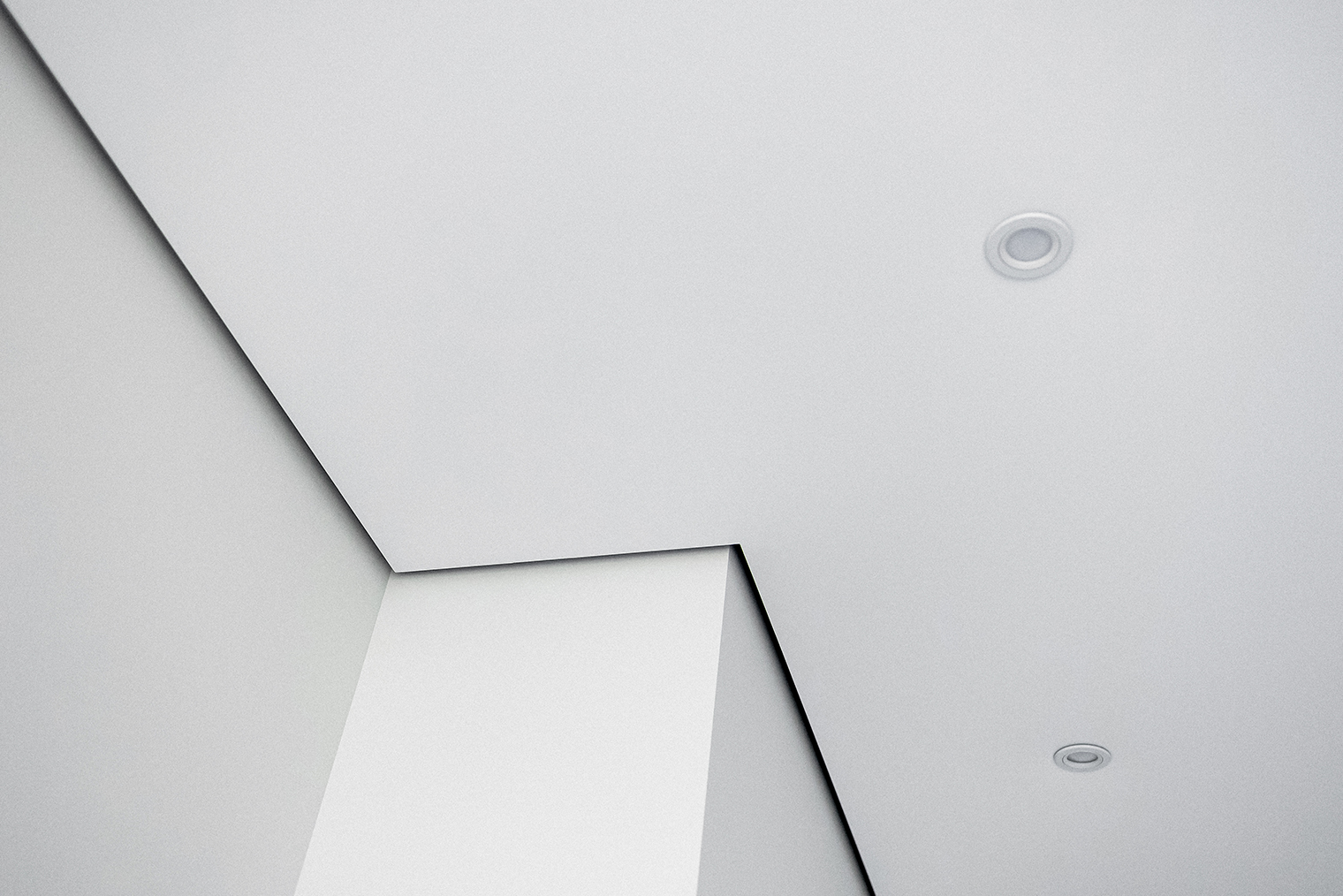 За счет контраста теневой профиль может сделать комнату визуально менее просторной. Фотография: PH888 / Shutterstock / FOTODOM