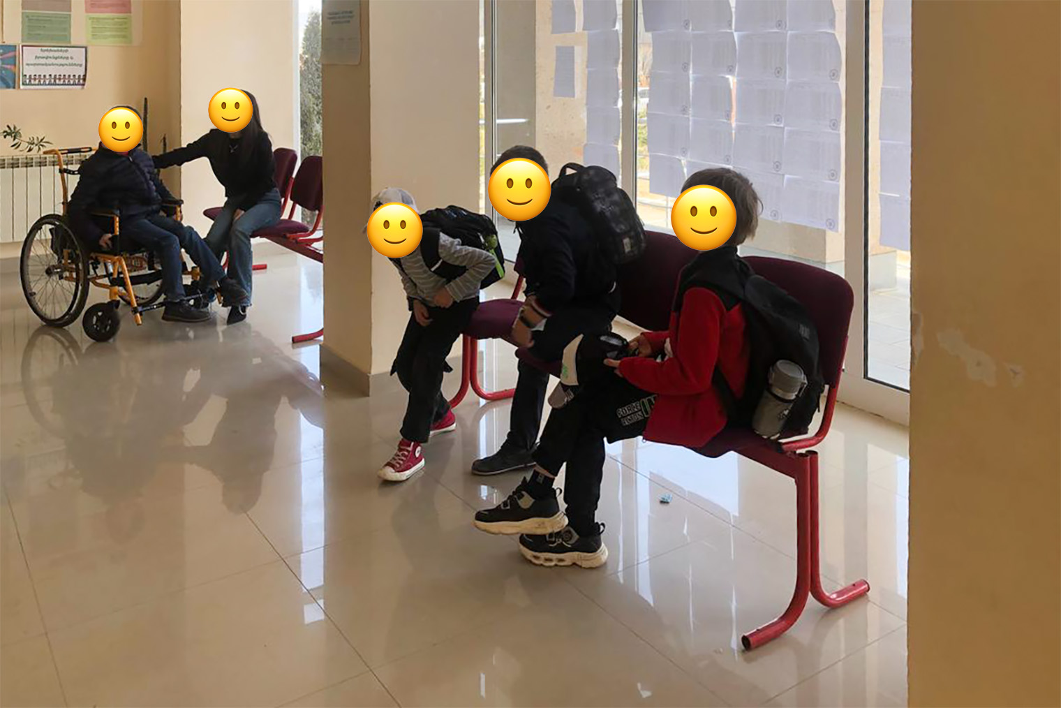 В холле школы