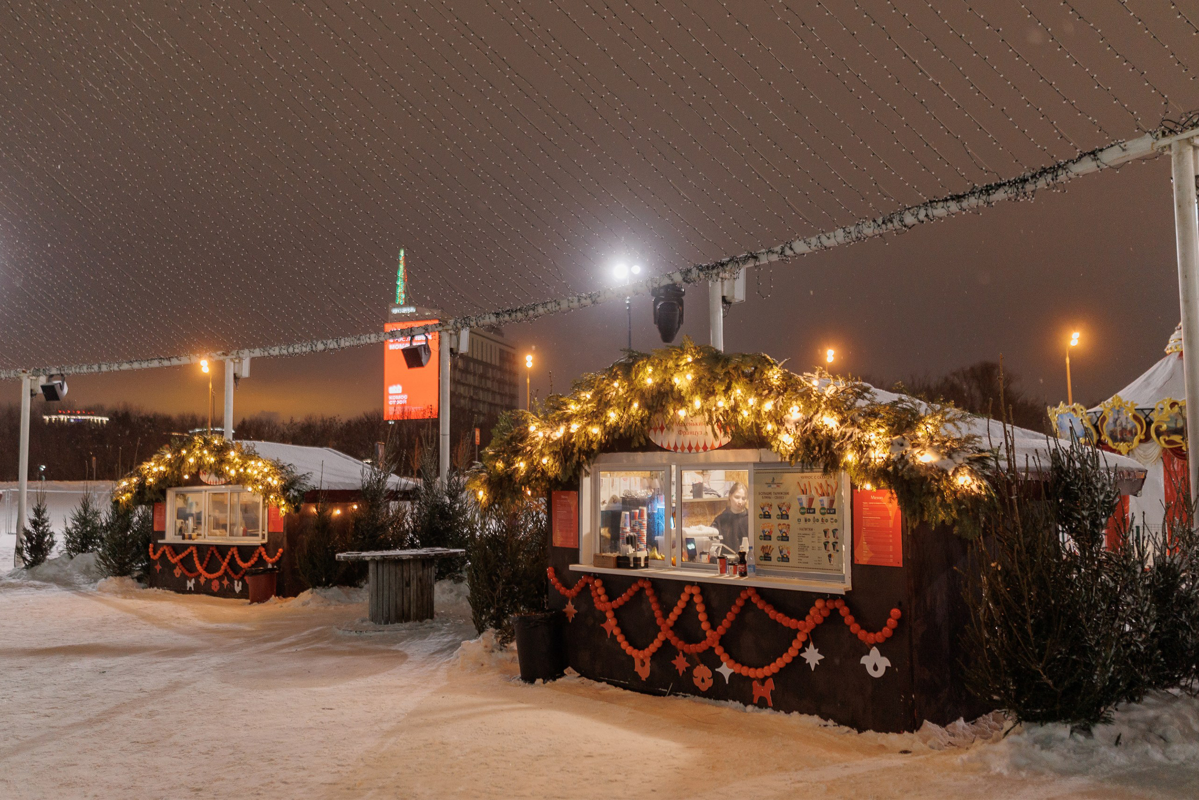 На фуд-корте рядом продают горячие напитки и фастфуд, например блины и чурросы — испанские продолговатые пончики