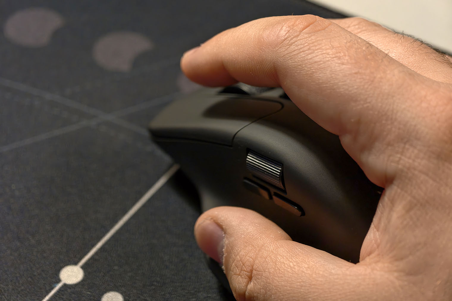 Под большим пальцем находятся колесико боковый прокрутки и клавиши «вперед» и «назад». Как и все остальные элементы этой мыши, их можно переназначить на свой вкус