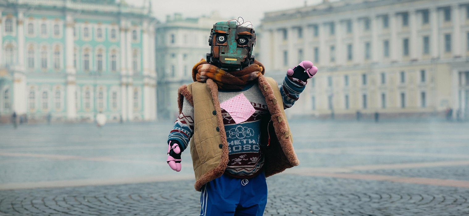 Это чуть ли не единственный российский сериал в киберпанк-эстетике. Но и она локализована под отечественные реалии, так что выглядит очень уместно и невероятно мило