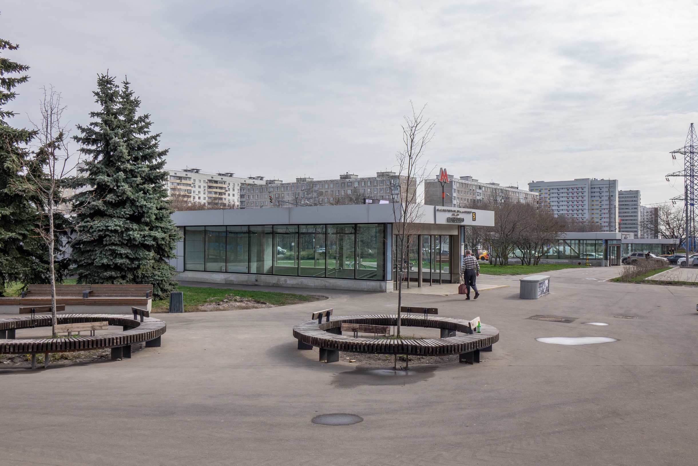 Вход в метро. Вокруг чистенько и просторно