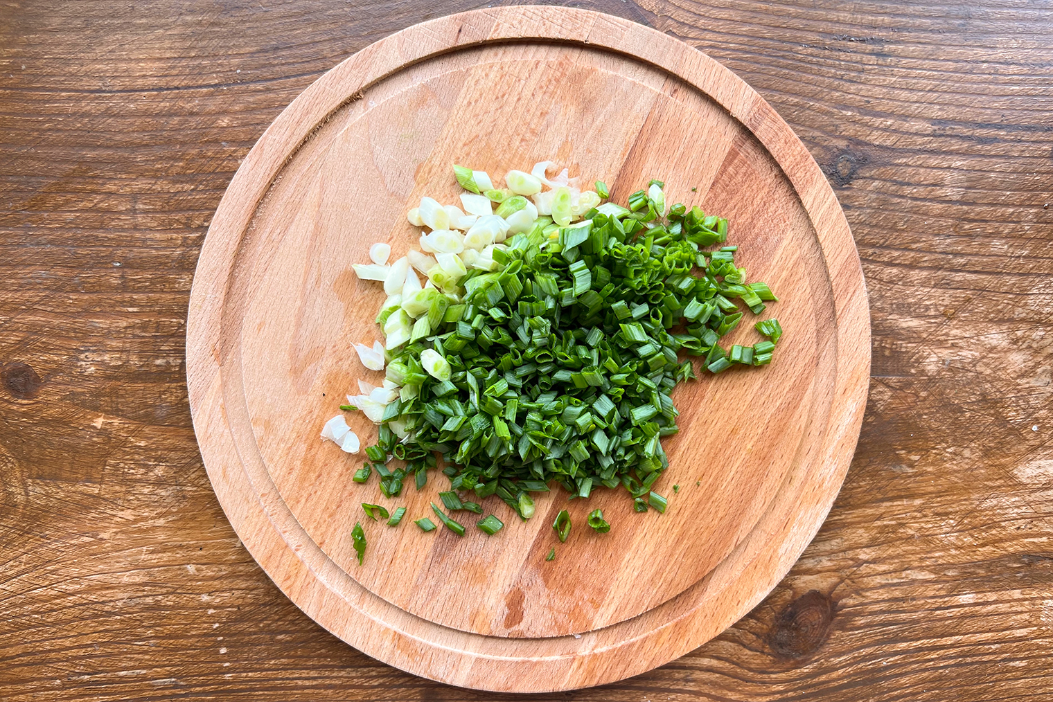 Лук можно резать под небольшим углом — такие перышки красиво смотрятся в салате