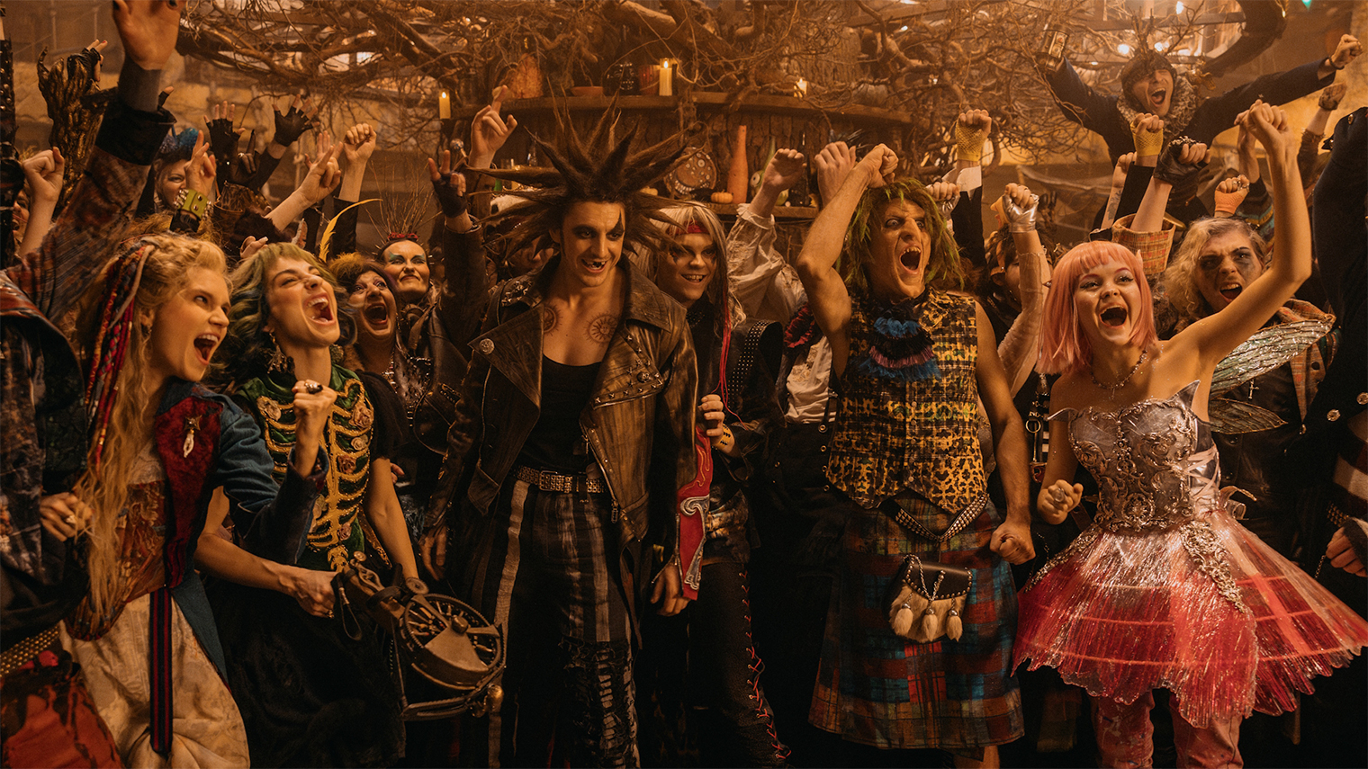 В фильме появляется Стас Барецкий — в роли маленьких злодеев, которые собираются в одного большого