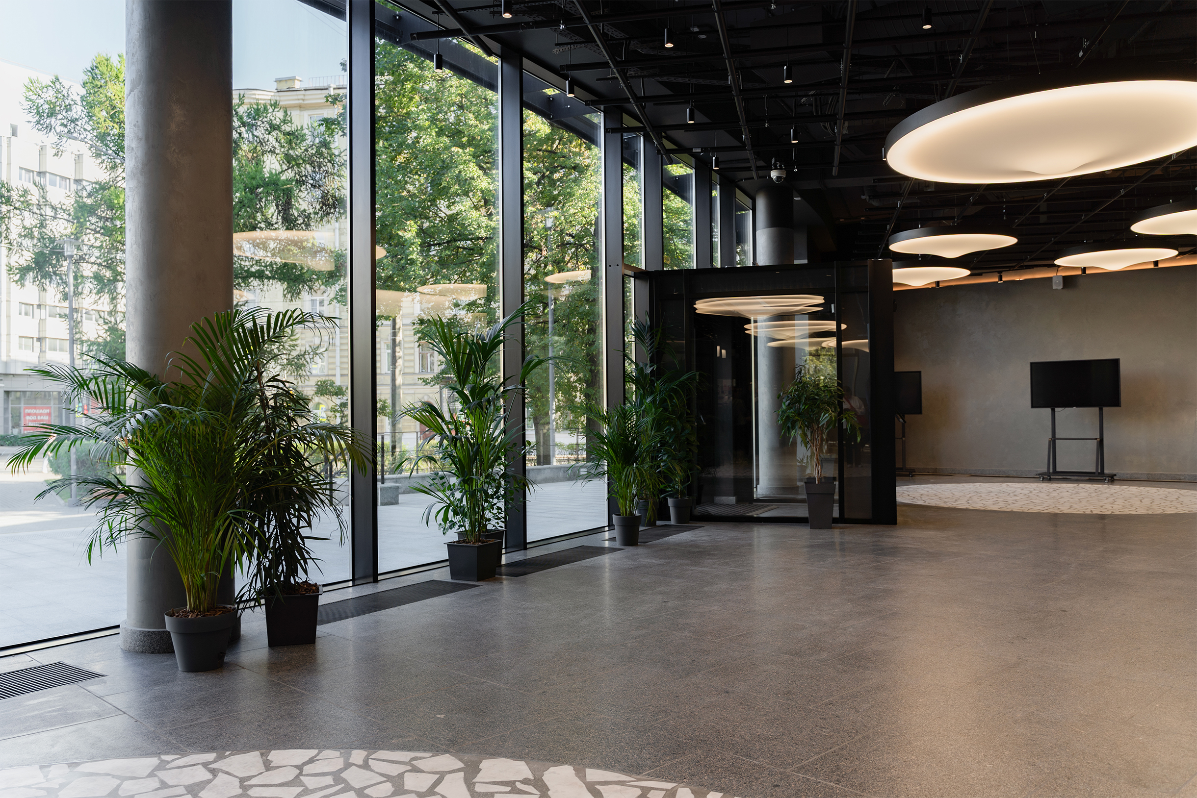 На первом этаже сохранили остекление фойе кинотеатра, так что в пространстве много света