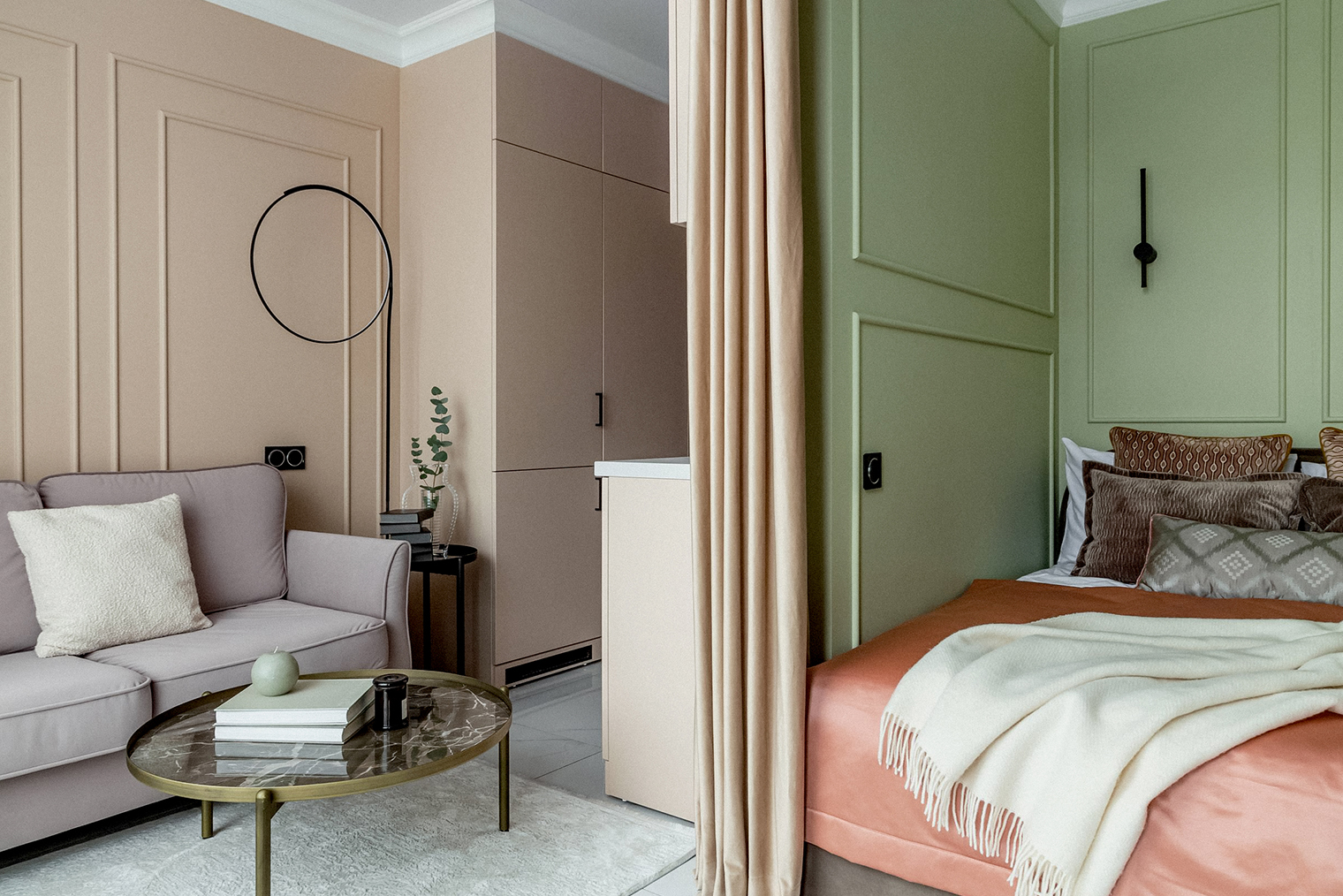Эта же квартира в реальной жизни. Визуально можно обыграть зонирование цветом: шкаф покрасить в тон стен, а спальную зону выделить © saradiza.ru