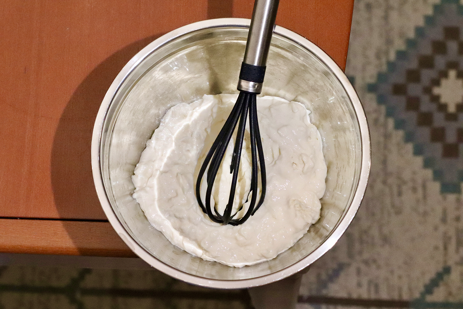 Шаг 2. Яйцо, соль, кефир, муку и разрыхлитель соедините до консистенции очень густой сметаны. Добавьте тертый сыр, перемешайте