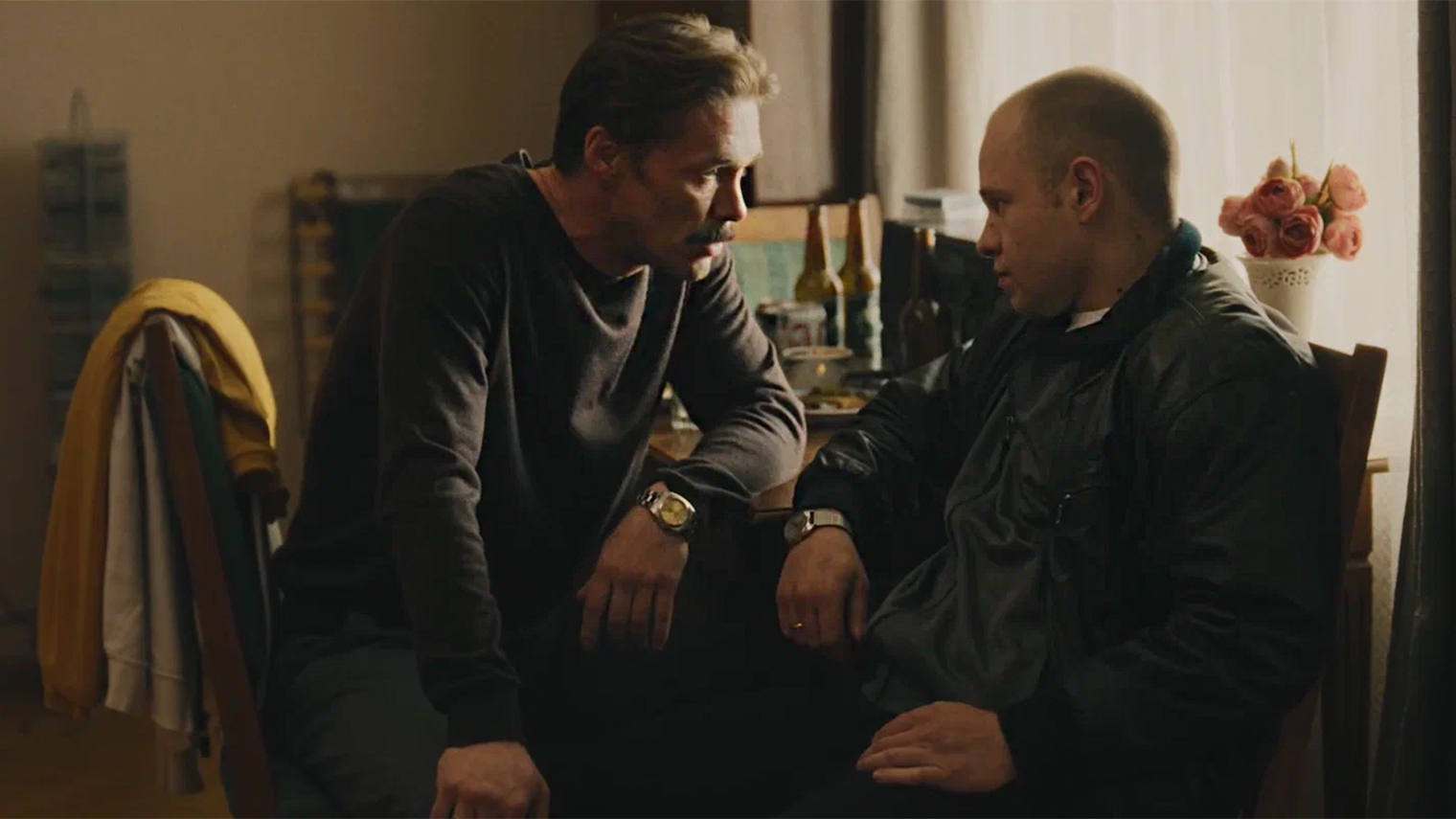 Отец с сыном чинно беседуют об очередном убийстве — образы мерзких бандитов получаются у Быкова на пять с плюсом