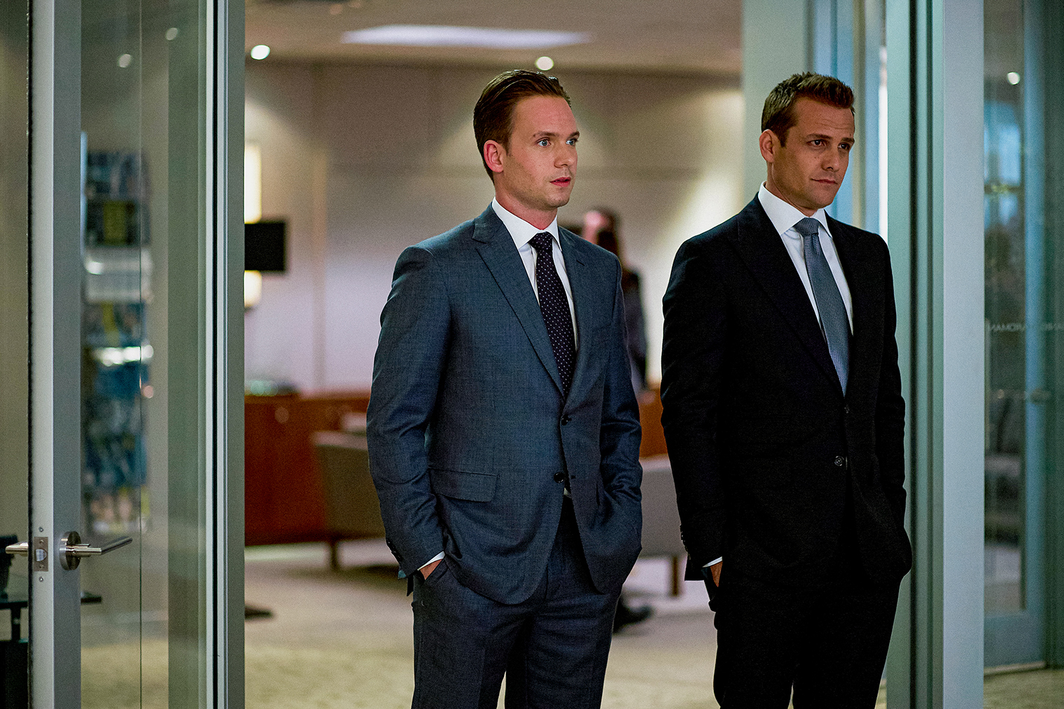 Интересна еще и динамика, в которой не только старшие учат чему-то неопытных героев, но и наоборот. Так, Харви объясняет Майку законы офиса и ведения дел, а Майк учит Харви законам сердца и человечности. Кадр: Suits / USA Network