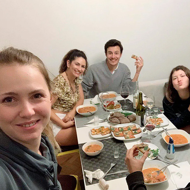 Это вечер национальной кухни в Лиссабоне. Наши друзья из Украины приготовили борщ, блины с икрой и купили водку. Пригласили нас и еще двоих друзей-португальцев