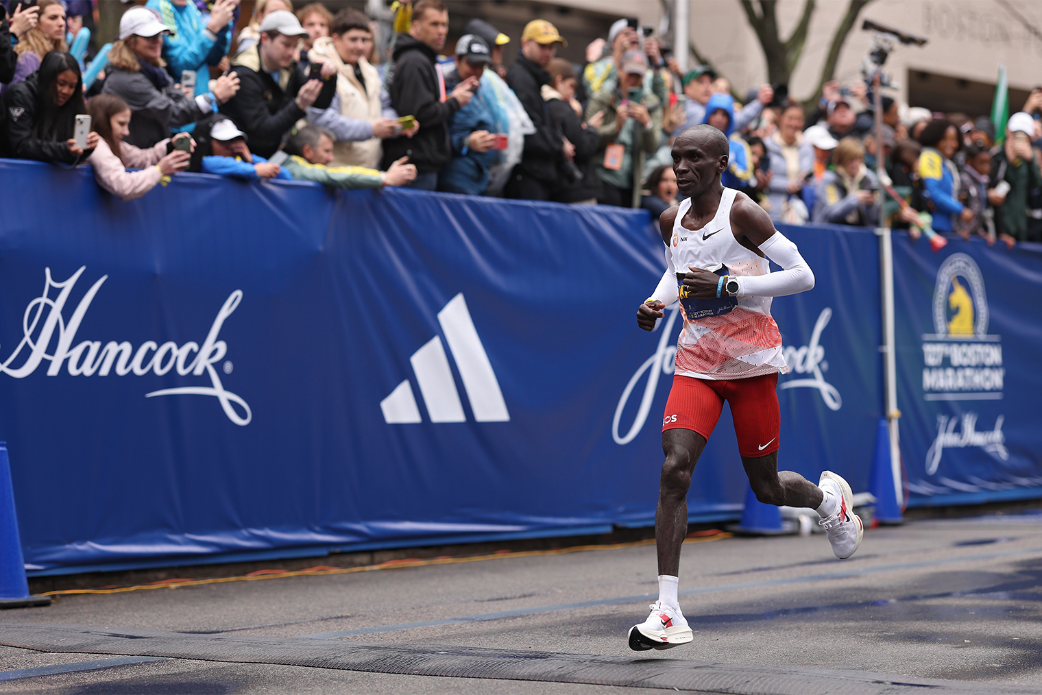 Один из мастеров экономичной техники бега — двукратный олимпийский чемпион в марафоне Элиуд Кипчоге. Фотография: Maddie Meyer / Getty Images