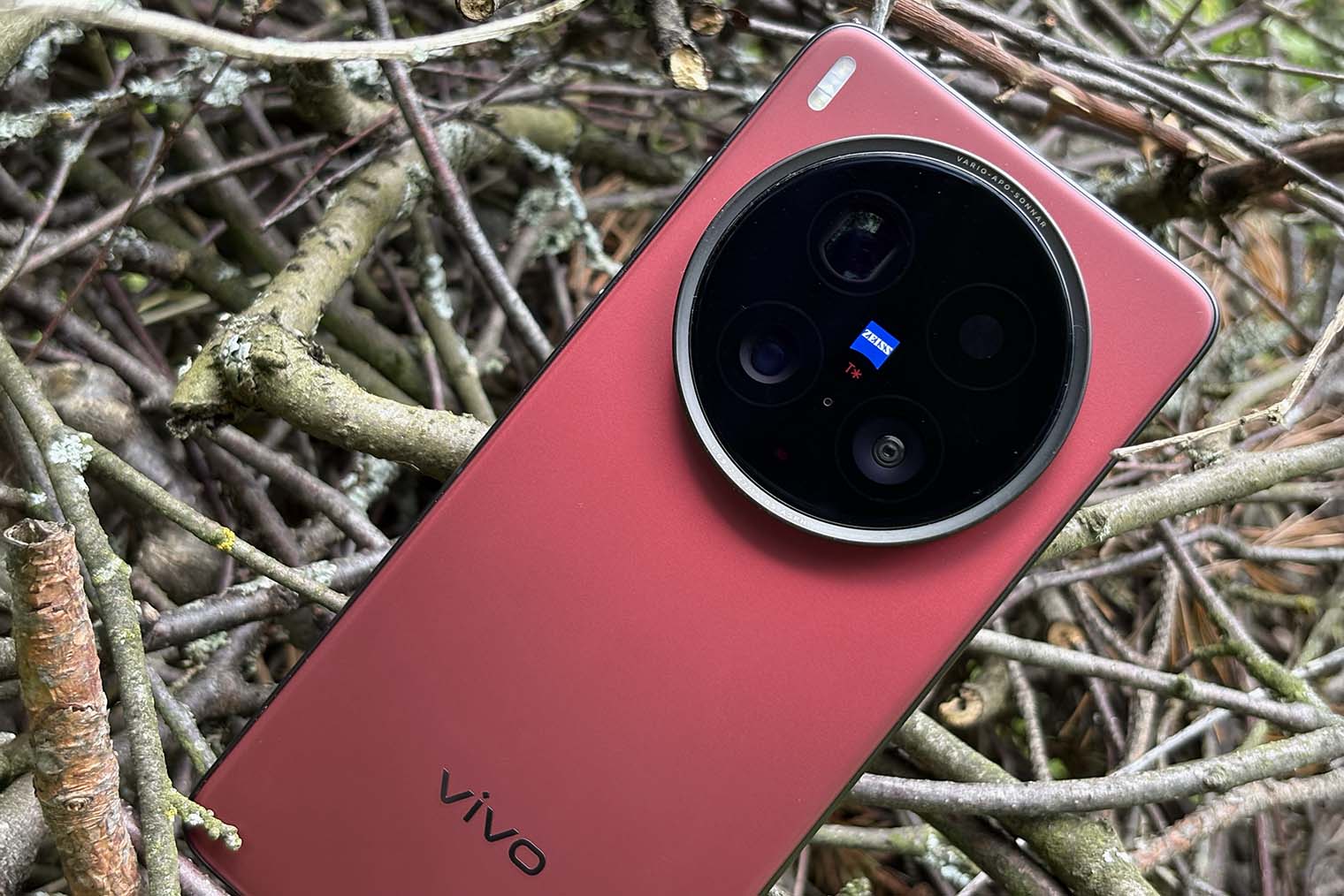 Не все китайские смартфоны плохо работают в России: Vivo X200 Ultra не выходил на глобальный рынок, но поддерживает все нужные бэнды, включая Band 3, 7, 20, 38 и еще порядка 30 других. Фотография — Никита Богуславский