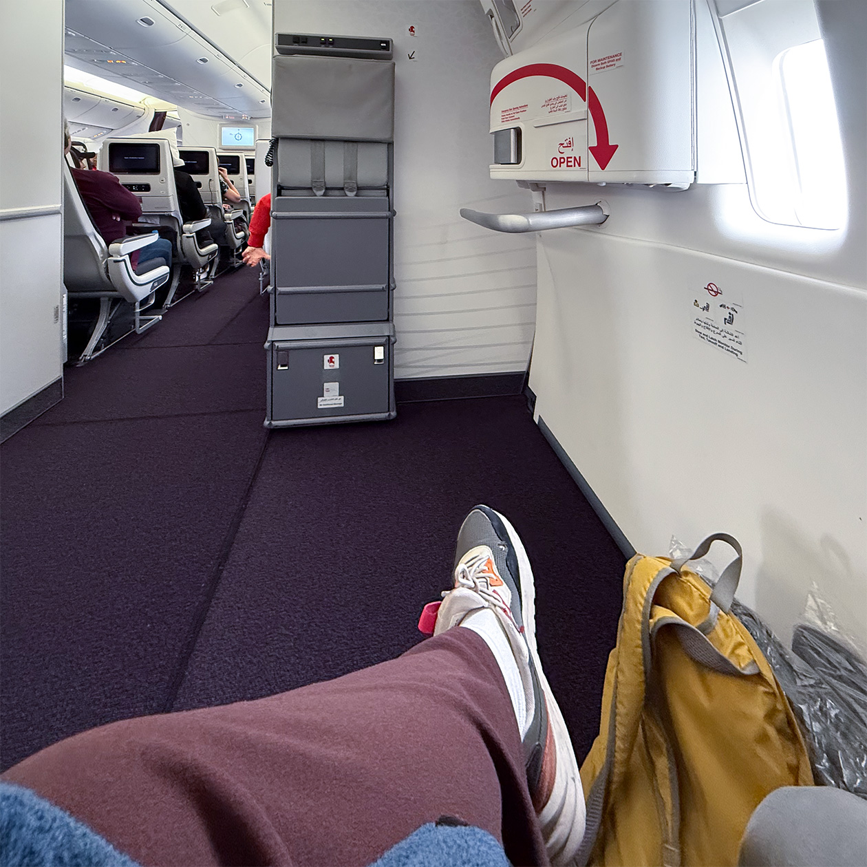 Места у аварийного выхода в салоне самолета B787-9. Полет был очень комфортным, поскольку можно было вытянуть ноги и легко встать при желании. Вещи пришлось убрать после посадки. © Антонида Пашинина