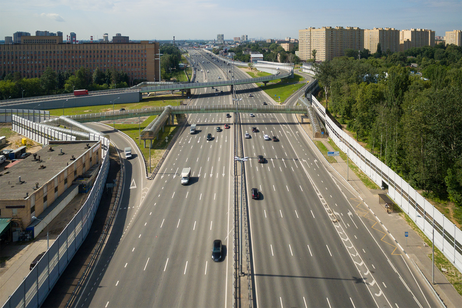 Участок Москва — Пушкино выглядит как автомагистраль: пять-шесть полос в каждом направлении, максимальная скорость — 110 км/ч. Источник: rosavtodor.gov.ru